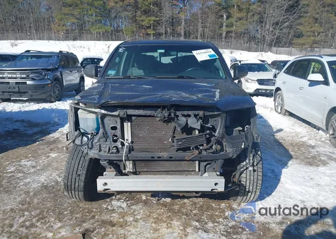 2015 Toyota Tacoma Base V6 z USA, uszkodzony, nr VIN 3TMLU4EN9FM182297
